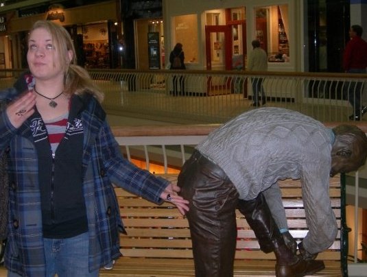 Люди шутят над статуями, смешные приколы со статуями