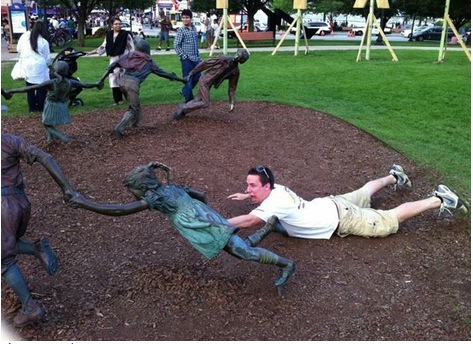 Люди шутят над статуями, смешные приколы со статуями