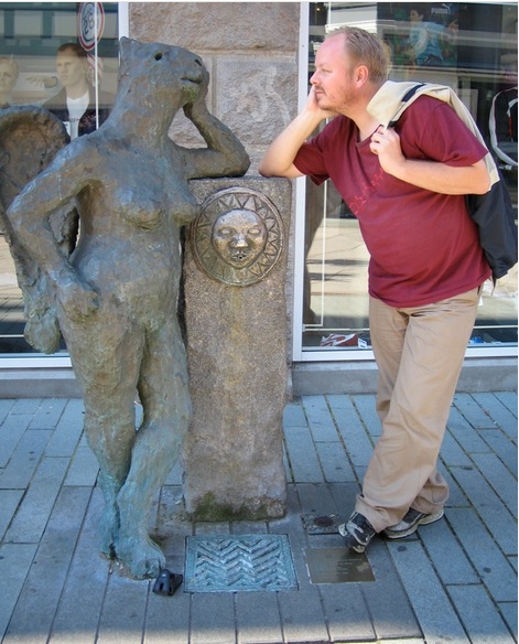 Люди шутят над статуями, смешные приколы со статуями