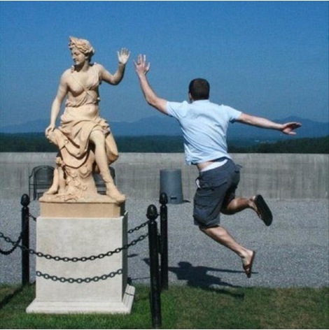 Люди шутят над статуями, смешные приколы со статуями
