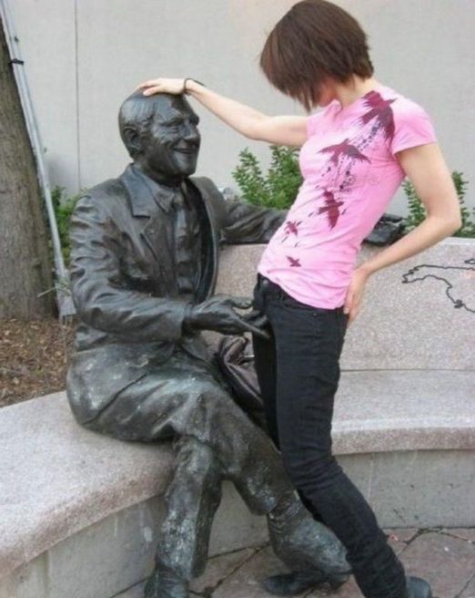 Люди шутят над статуями, смешные приколы со статуями