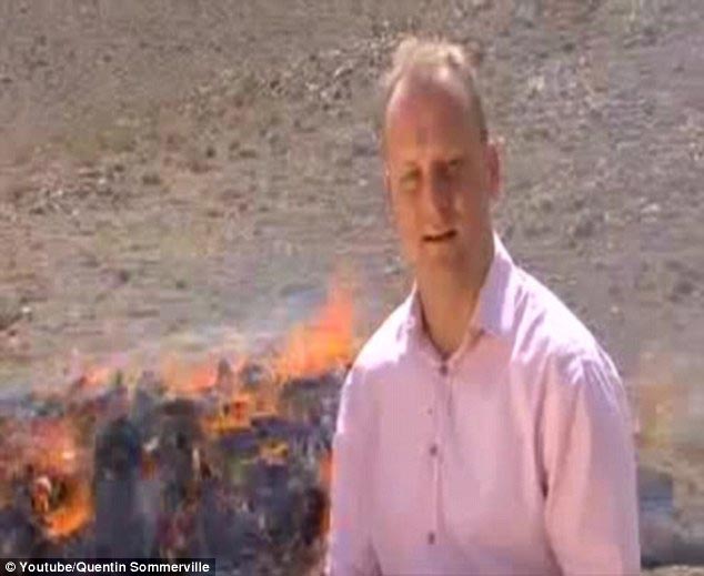 Не вдыхай: корреспондент BBC пытается рассказать о сжигаемых наркотиках, но из-за смеха не может закончить репортаж Квентин Соммервилл,Quentin Sommerville, не вдыхай видео, репортаж на фоне сжигаемых наркотиков, репортаж на фоне горящих наркотиков