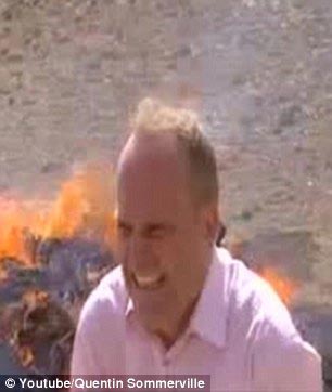 Не вдыхай: корреспондент BBC пытается рассказать о сжигаемых наркотиках, но из-за смеха не может закончить репортаж Квентин Соммервилл,Quentin Sommerville, не вдыхай видео, репортаж на фоне сжигаемых наркотиков, репортаж на фоне горящих наркотиков