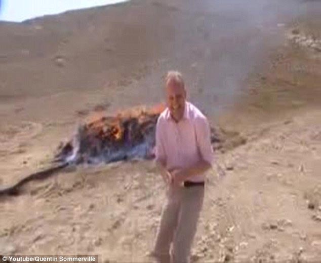 Не вдыхай: корреспондент BBC пытается рассказать о сжигаемых наркотиках, но из-за смеха не может закончить репортаж Квентин Соммервилл,Quentin Sommerville, не вдыхай видео, репортаж на фоне сжигаемых наркотиков, репортаж на фоне горящих наркотиков