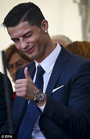 высмеяли статую Криштиану Роналду, статуя Криштиану Роналду, промежность статуи Криштиану Роналду, шорты статуи Криштиану Роналду, 