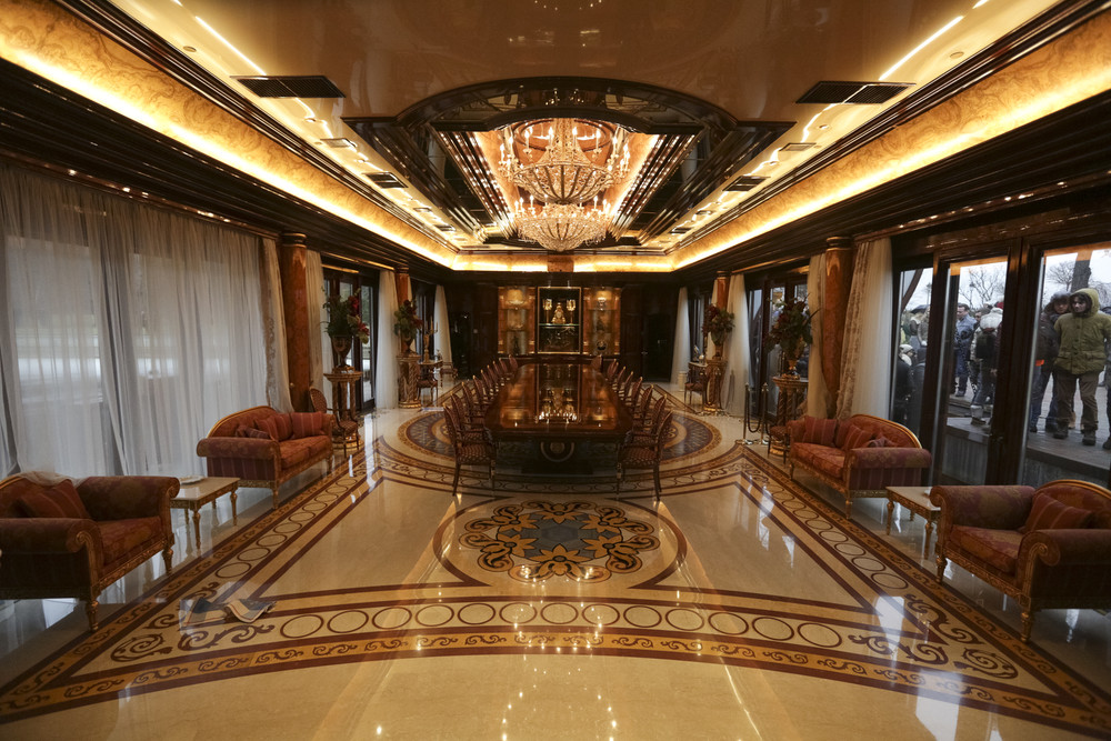 Журналисты,протестующие, внутри, резиденции, загородного дома, Виктор Янукович, портрет, унитаз