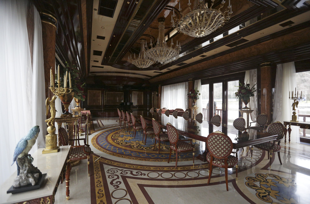 Журналисты,протестующие, внутри, резиденции, загородного дома, Виктор Янукович, портрет, унитаз