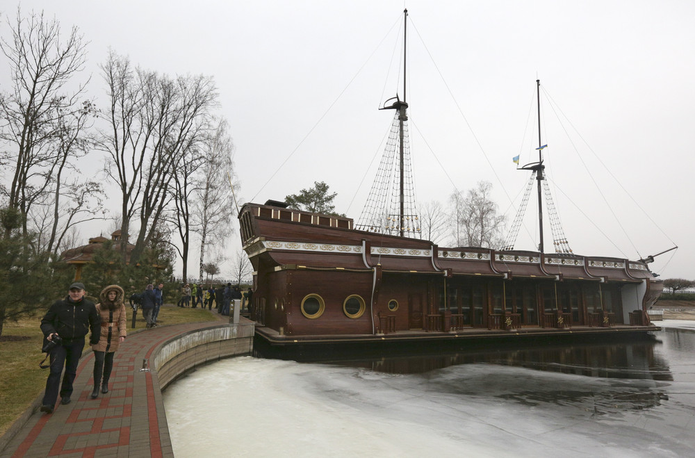 Журналисты,протестующие, внутри, резиденции, загородного дома, Виктор Янукович, портрет, унитаз