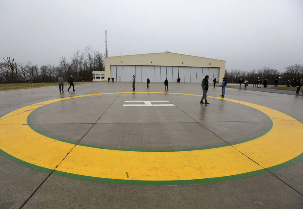 Журналисты,протестующие, внутри, резиденции, загородного дома, Виктор Янукович, портрет, унитаз