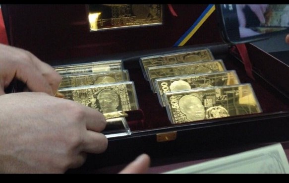 Журналисты,протестующие, внутри, резиденции, загородного дома, Виктор Янукович, портрет, унитаз