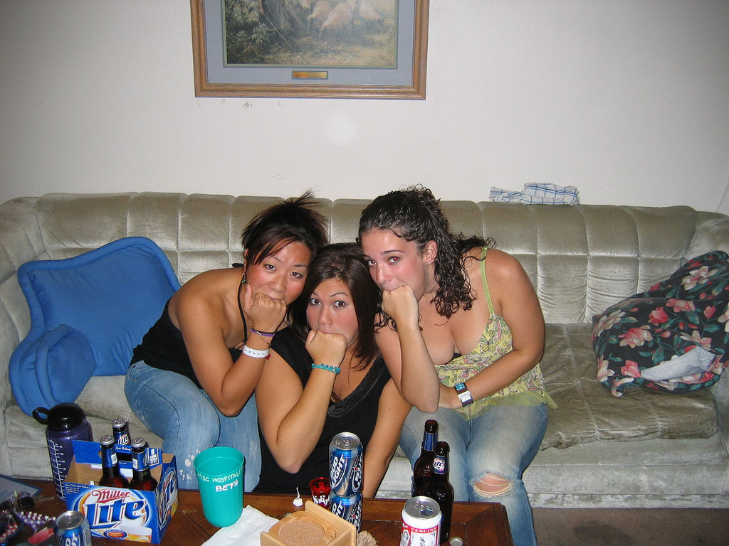 У кого рот больше. Странная тенденция у девушек из зарубежных соц сетей Интернет-мем, кулак в рот, у кого рот больше