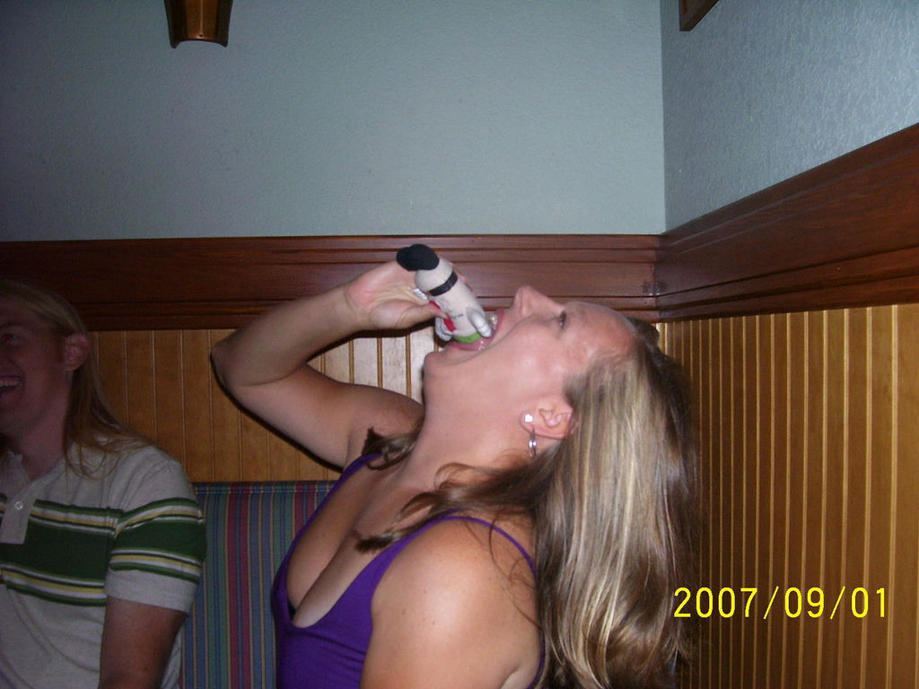 У кого рот больше. Странная тенденция у девушек из зарубежных соц сетей Интернет-мем, кулак в рот, у кого рот больше