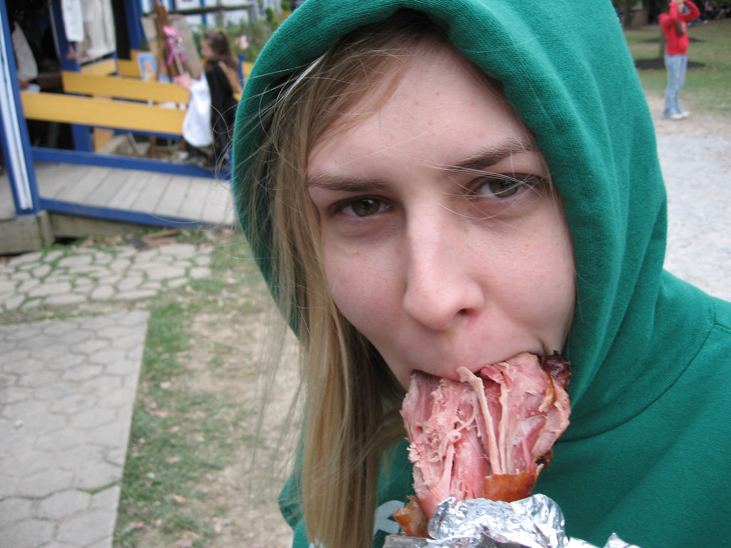 У кого рот больше. Странная тенденция у девушек из зарубежных соц сетей Интернет-мем, кулак в рот, у кого рот больше