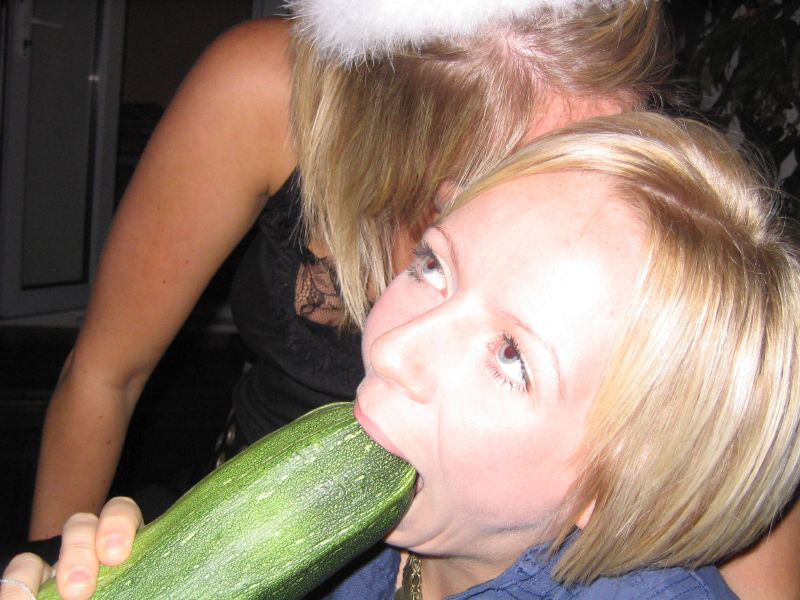 У кого рот больше. Странная тенденция у девушек из зарубежных соц сетей Интернет-мем, кулак в рот, у кого рот больше