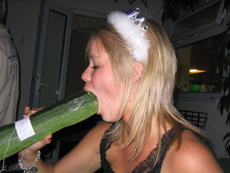 У кого рот больше. Странная тенденция у девушек из зарубежных соц сетей Интернет-мем, кулак в рот, у кого рот больше