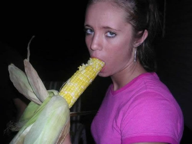 У кого рот больше. Странная тенденция у девушек из зарубежных соц сетей Интернет-мем, кулак в рот, у кого рот больше