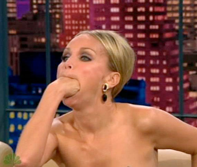 У кого рот больше. Странная тенденция у девушек из зарубежных соц сетей Интернет-мем, кулак в рот, у кого рот больше