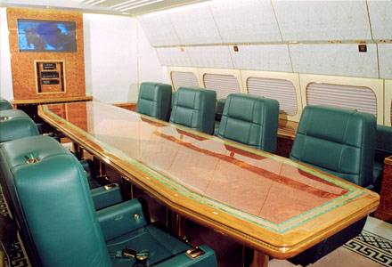 На борту самолета 24 кресла расположены рядом с запасными выходами и 12 за перегородками 200
