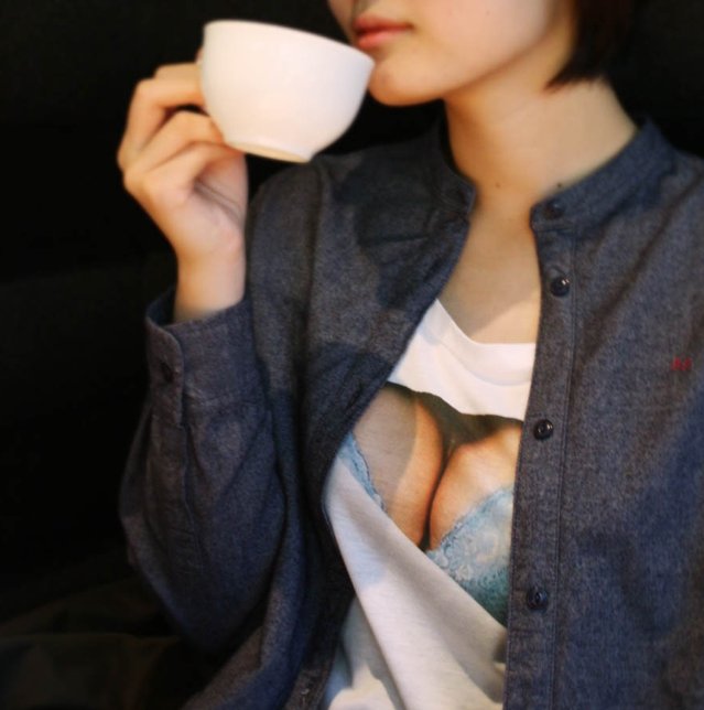 Новая японская мода. Футболки демонстрирующие якобы большую грудь креативные футболки , дизайнер Такаюки Фукудзава, футболки с принтом