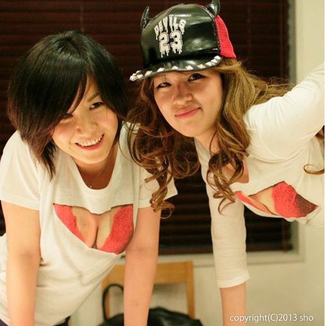 Новая японская мода. Футболки демонстрирующие якобы большую грудь креативные футболки , дизайнер Такаюки Фукудзава, футболки с принтом