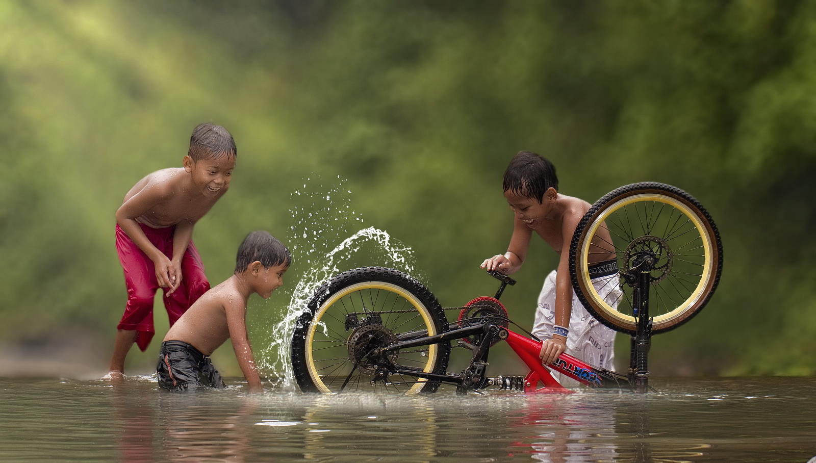 Повседневная жизнь индонезийской деревни в ярких фотографиях Германа Дамара Герман Дамар Herman Damar, жители Индонезии, индонезийская деревня