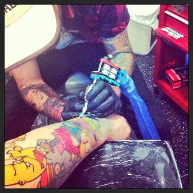 Книга рекордов Гиннеса тату Гомер Симпсона, рекорд  41 татуировка Гомера Симпсона, Ли Вейр, Lee Weir, тату рукав Гомер Симпсон