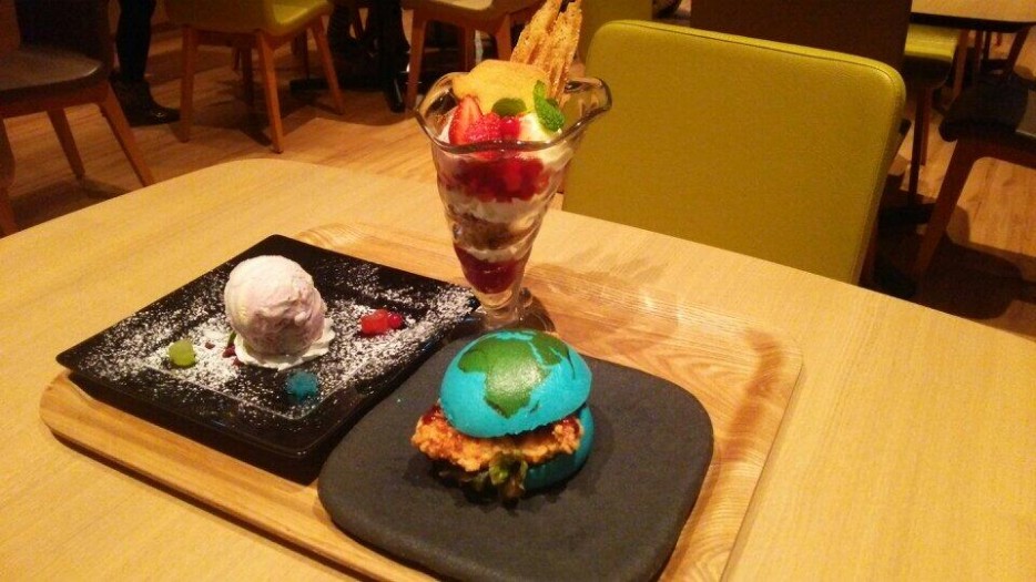 синий гамбургер, бургер в виде планеты Земля, голубой бургер, Blue Burger