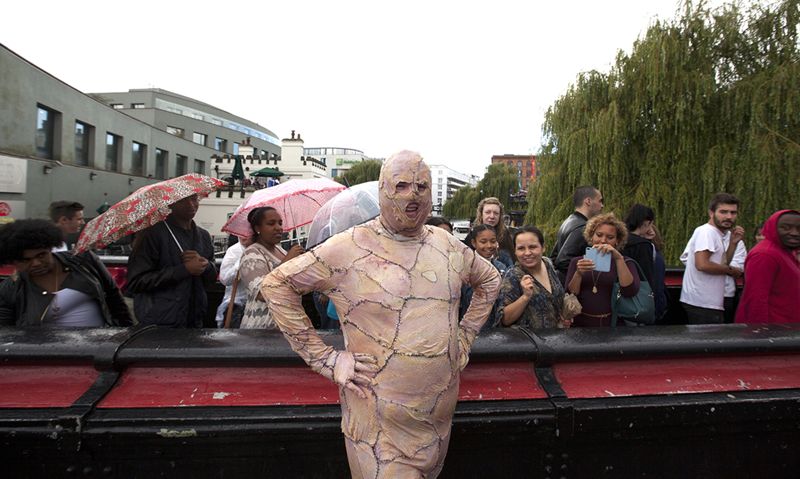 Отвратительные костюмы сшитые целиком из сырой куриной кожи как вызов современному обществу костюм из куриной кожи, Виктор Иванов, сшил костюм из куриной кожи