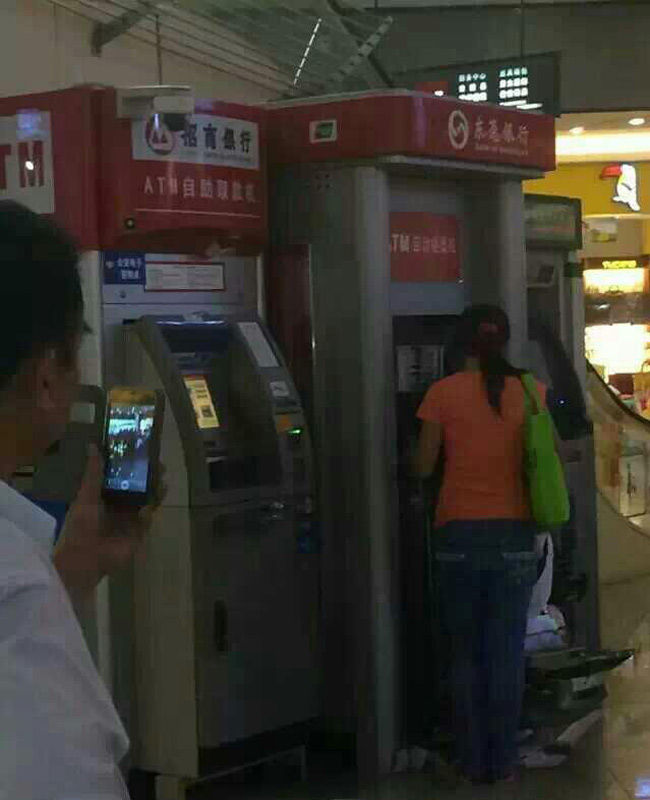китаянка сломала банкомат, женщина разворотила банкомат, женщина разломала банкомат видео Китай
