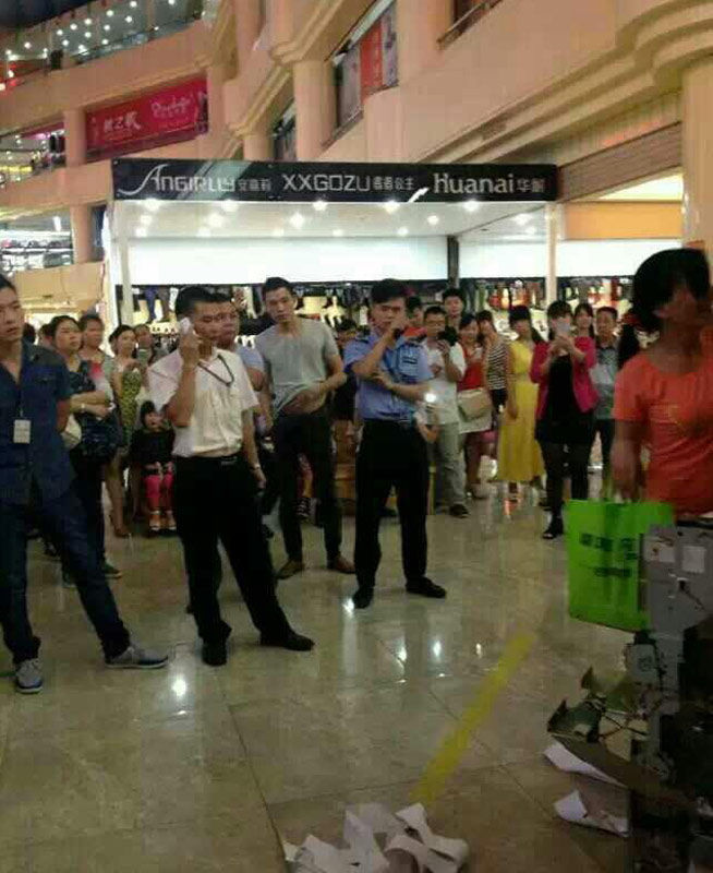 китаянка сломала банкомат, женщина разворотила банкомат, женщина разломала банкомат видео Китай