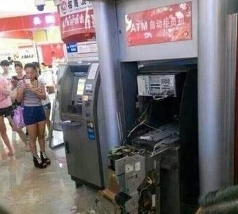 китаянка сломала банкомат, женщина разворотила банкомат, женщина разломала банкомат видео Китай