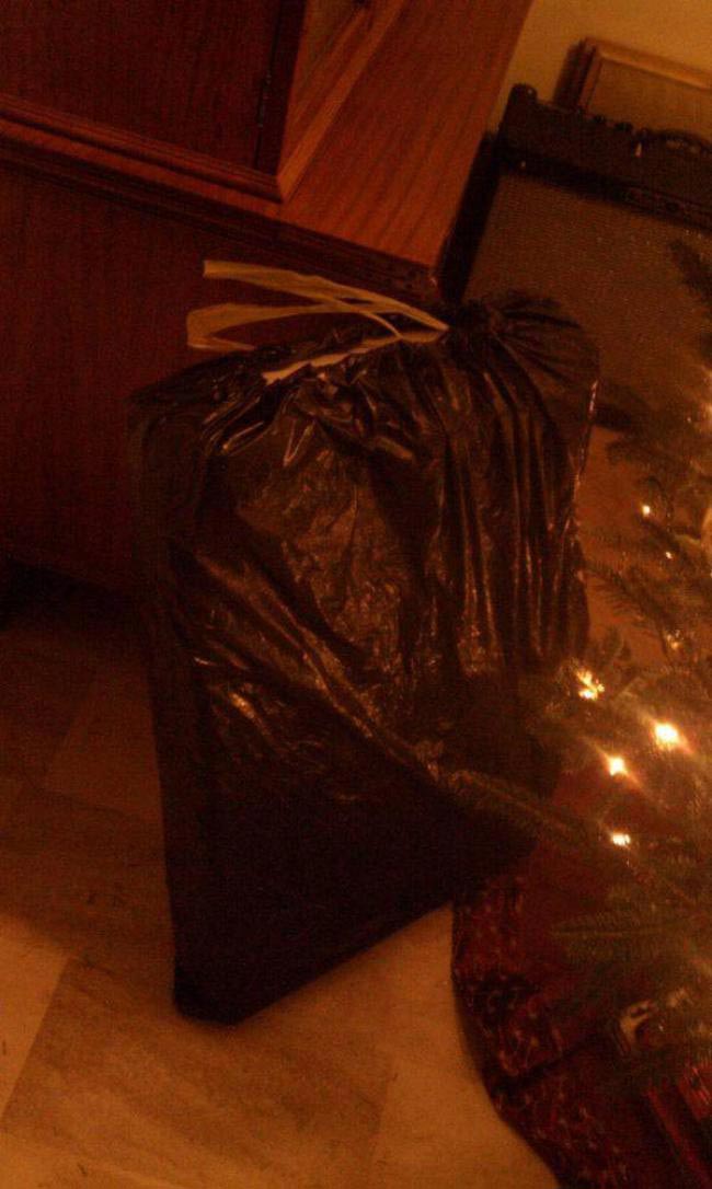 идиотская упаковка подарков, люди не пытались упаковать подарки, смешная упаковка подарков