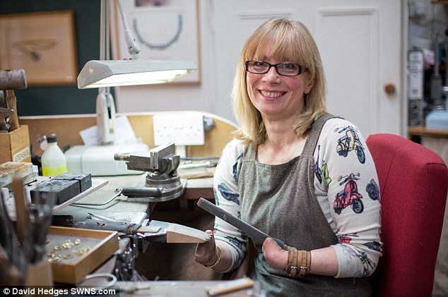 Аннет Гэббеди- женщина без пальцев, ставшая лучшим ювелиром Великобритании Аннет Гэббеди, ювелир, без пальцев, Великобритания,Annette Gebbedi