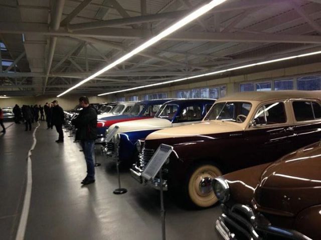 Журналисты,протестующие, внутри, резиденции, загородного дома, Виктор Янукович, портрет, унитаз