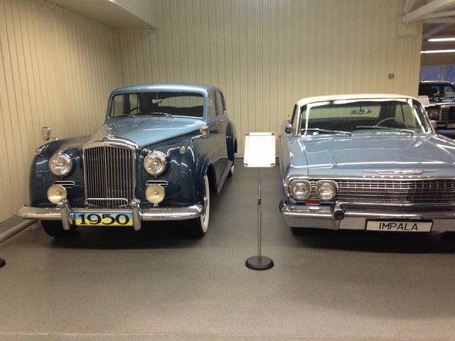 Журналисты,протестующие, внутри, резиденции, загородного дома, Виктор Янукович, портрет, унитаз