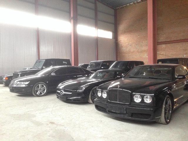 Журналисты,протестующие, внутри, резиденции, загородного дома, Виктор Янукович, портрет, унитаз