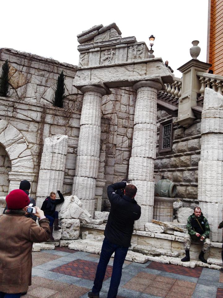 Журналисты,протестующие, внутри, резиденции, загородного дома, Виктор Янукович, портрет, унитаз