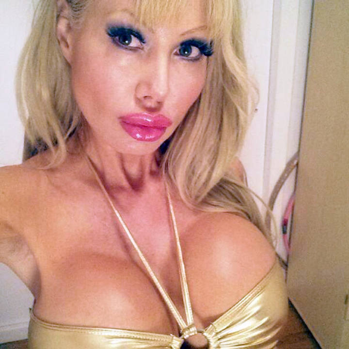 Blondie Bennett, кукла Барби, гипноз, силикон