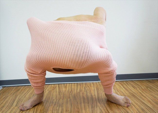 японец, согреться, при попомщи, одного, свитера, холотдно