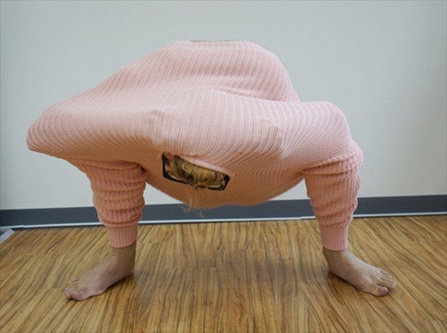 японец, согреться, при попомщи, одного, свитера, холотдно