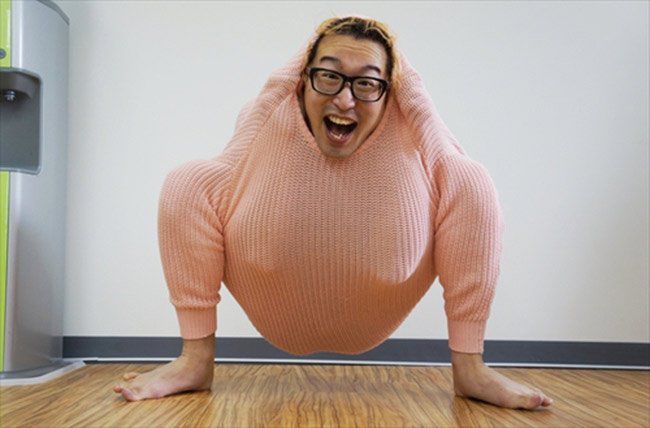 японец, согреться, при попомщи, одного, свитера, холотдно