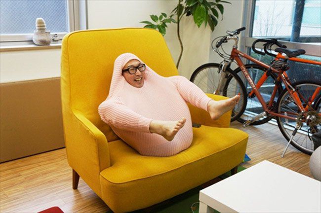 японец, согреться, при попомщи, одного, свитера, холотдно