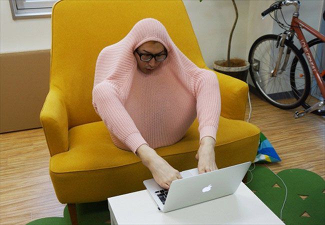 японец, согреться, при попомщи, одного, свитера, холотдно