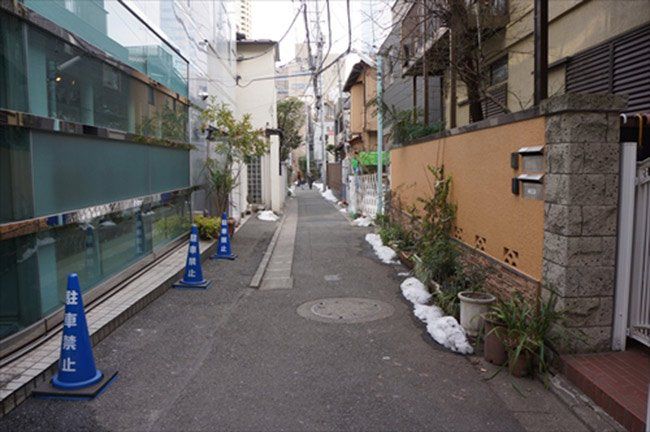 японец, согреться, при попомщи, одного, свитера, холотдно