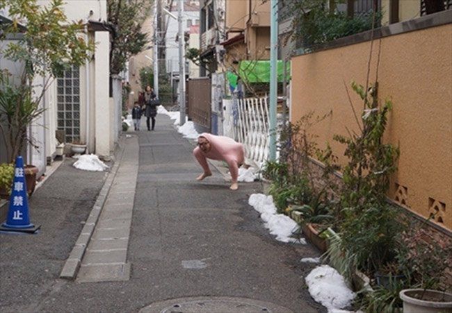 японец, согреться, при попомщи, одного, свитера, холотдно