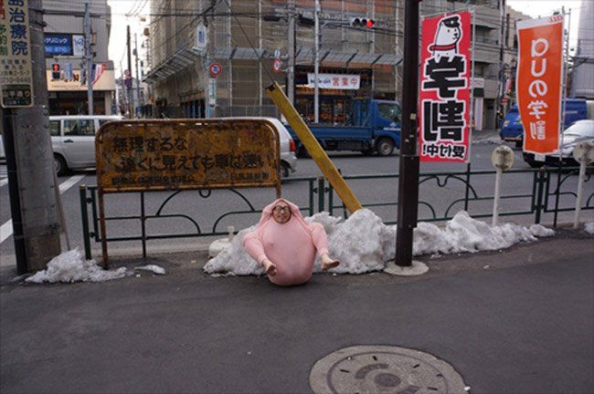 японец, согреться, при попомщи, одного, свитера, холотдно