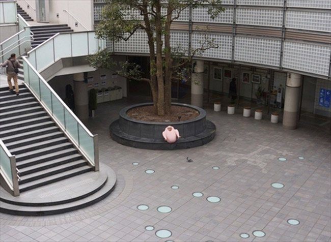 японец, согреться, при попомщи, одного, свитера, холотдно