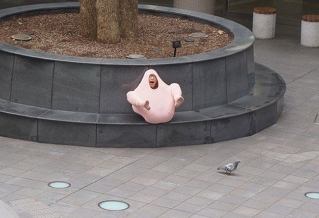 японец, согреться, при попомщи, одного, свитера, холотдно