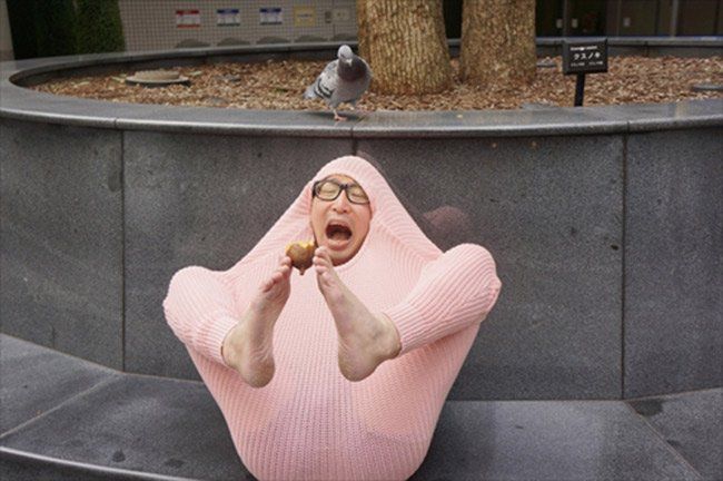 японец, согреться, при попомщи, одного, свитера, холотдно