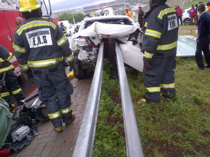 Руи Махамутса попал в аварию, врезался в дорожное ограждение, Руи Махамутса ДТП, Orlando Pirates Rooi Mahamutsa